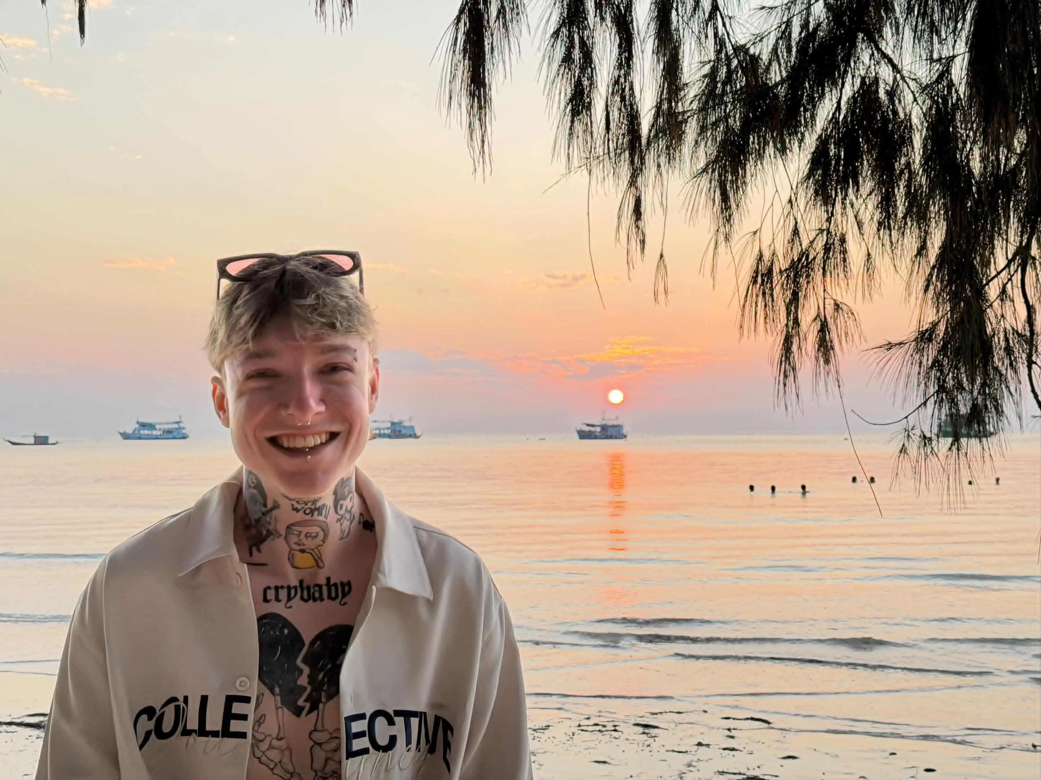 Luka am Strand in Thailand
